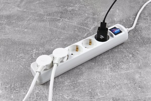 Power strip 2E 5XSchuko with switch, 3G*1.5mm2, 3m, white